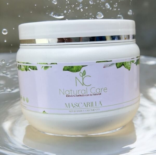 Tarro de Mascarilla Natural Care rodeado de gotas de agua